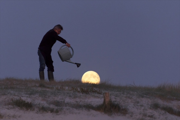 闇夜に浮かぶ”月”で遊ぶ　遠近法を利用した満月や三日月の写真集007
